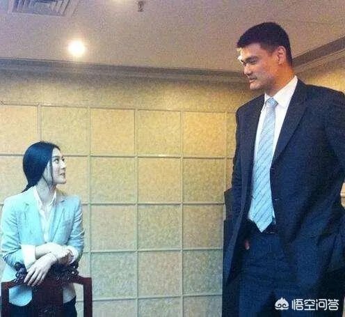 你觉得NBA球星和姚明一起合影会是什么效果?