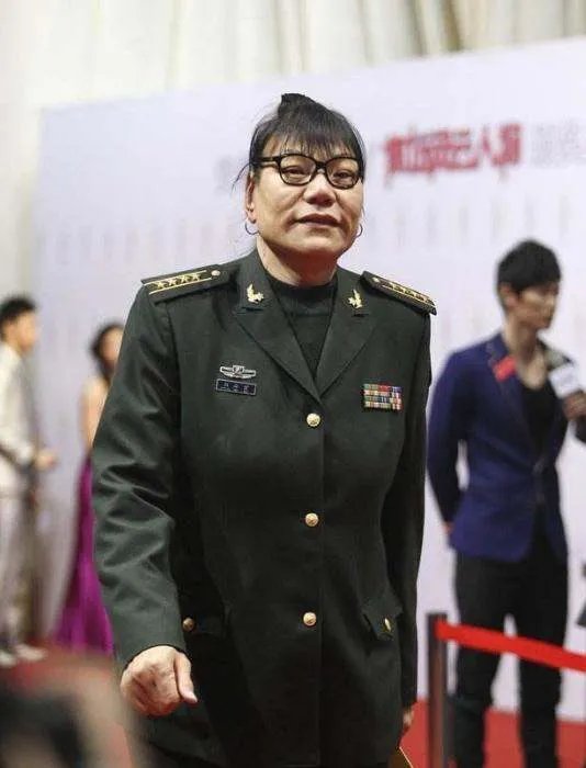 53岁女篮巨人郑海霞近况:双腿变形无子女陪伴,为何丈夫去向成谜?