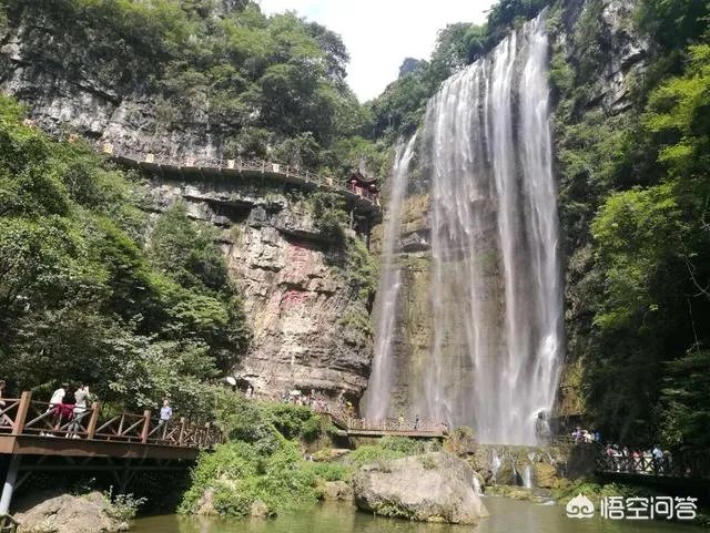 最近游三峡景区说是免费照相,可是取照片时却收15元,否则就不给你照片,你怎么看这种行为?