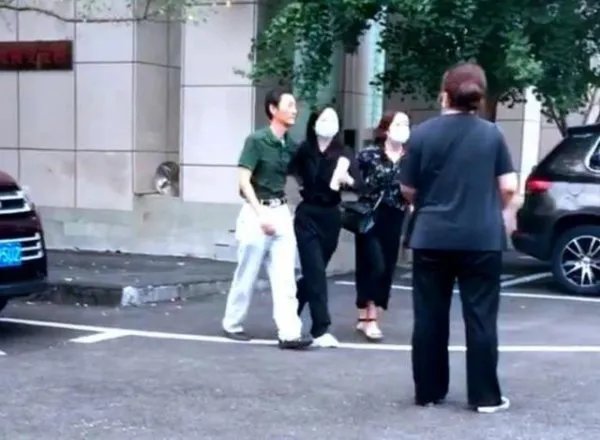谭松韵和肇事者是小学同学,被告人对此有何表示?