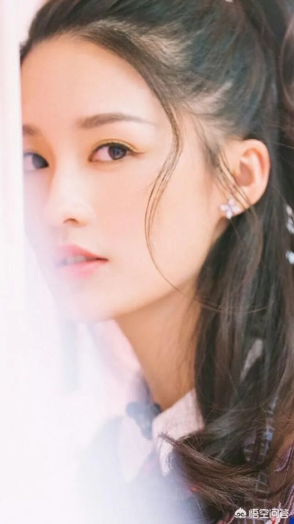 猫腻当着李沁的面说《庆余年》林婉儿原型是另一位女星惹李沁粉丝不满,你怎么看?