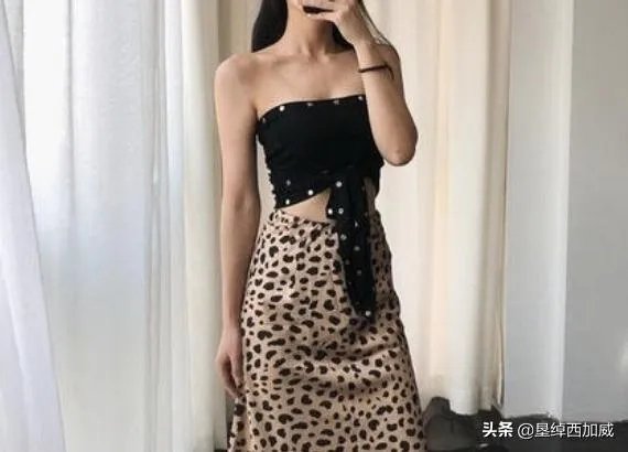 豹纹裙子怎么搭配上衣？