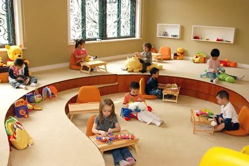 女童被锁幼儿园二楼后坠楼,责任到底怎么算