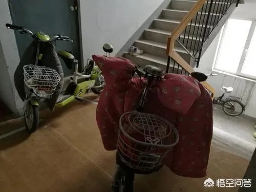 怎么推电动车走楼梯?