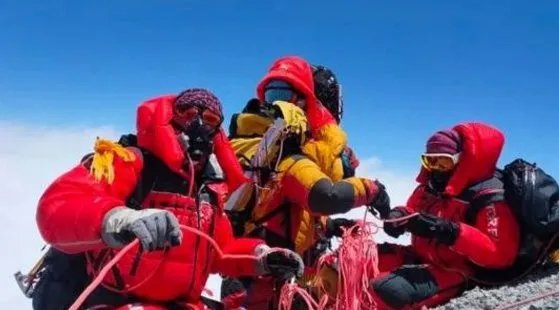 珠穆朗玛峰登顶这么难,人为啥不直接从飞机上降落珠峰?