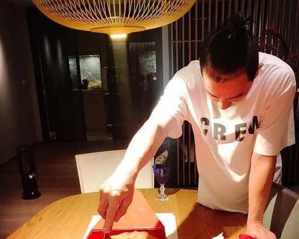 被称是极品穷人的陈小春,资产身价到底有多少?