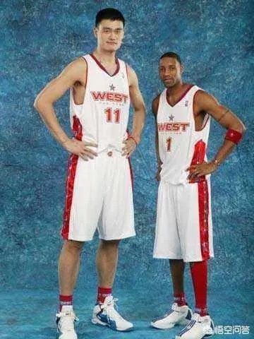 你觉得NBA球星和姚明一起合影会是什么效果?