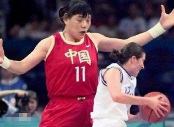 53岁女篮巨人郑海霞近况:双腿变形无子女陪伴,为何丈夫去向成谜?
