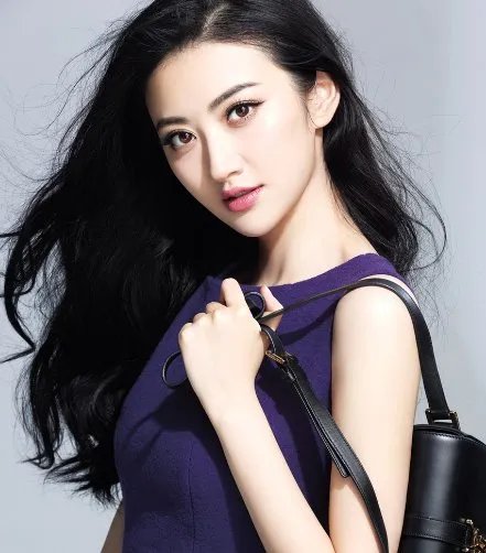 张艺谋成龙对她爱不释手,被传金主包养的景甜,到底真相如何?