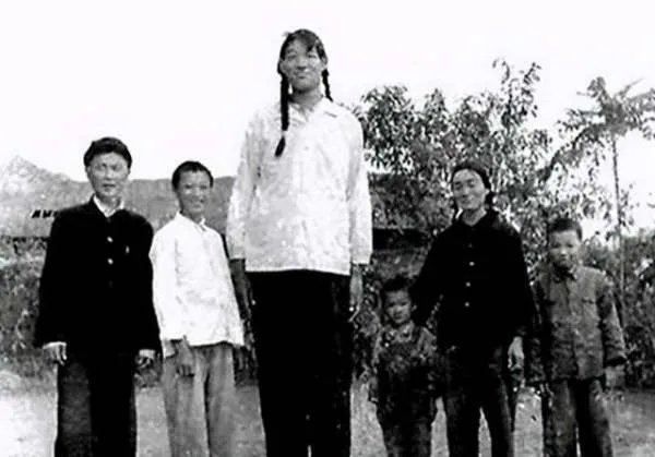 53岁女篮巨人郑海霞近况:双腿变形无子女陪伴,为何丈夫去向成谜?