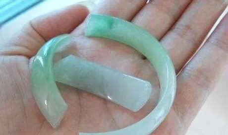 顾客在洗浴中心滑倒了,手上玉镯摔碎了,大家觉得应该赔偿吗?