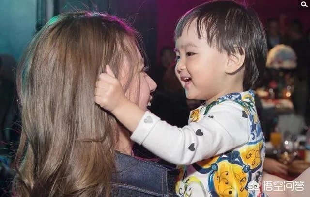 范志毅携娇妻和大小女儿庆祝自己50岁的生日,一家四口其乐融融,对此你怎么看?