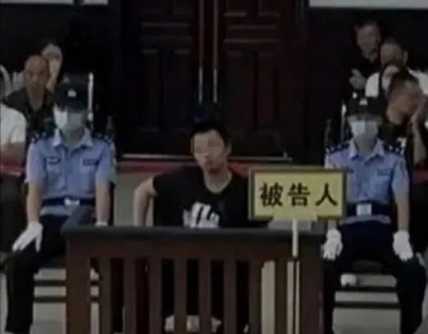 谭松韵和肇事者是小学同学,被告人对此有何表示?