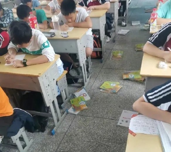 “00后老师开始撕伞了”登上热搜,这到底是一个什么梗?