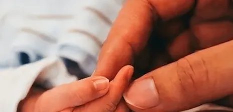 安徽43女子产下6斤女婴，医生称其是自然受孕，高龄产妇生育几率有多大？