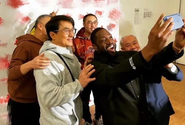 普通人和NBA巨人合影,怎样才能显得不矮?