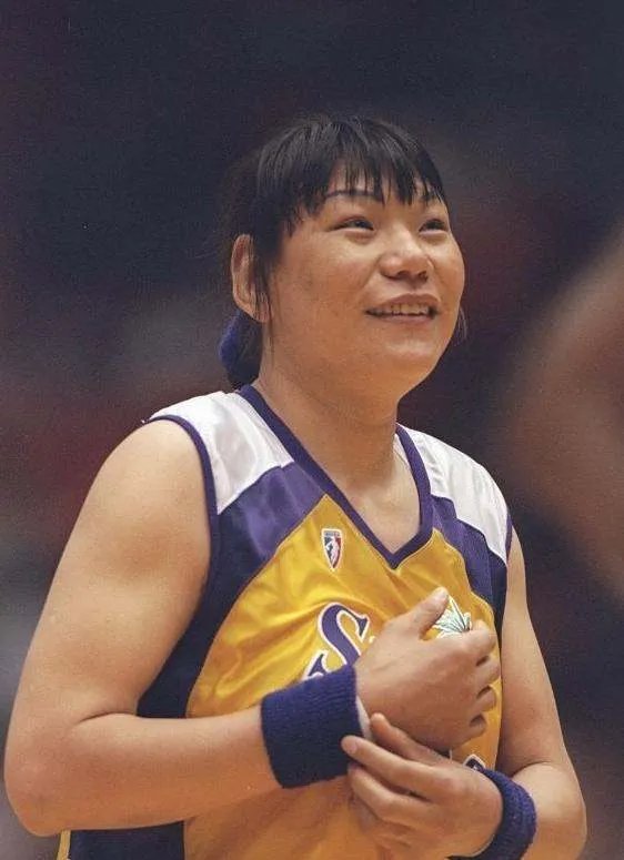 53岁女篮巨人郑海霞近况:双腿变形无子女陪伴,为何丈夫去向成谜?