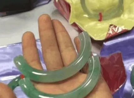 顾客在洗浴中心滑倒了,手上玉镯摔碎了,大家觉得应该赔偿吗?