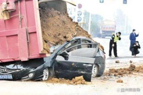 郑州一渣土车压扁小车致4死,遇到这种车如何紧急避险?