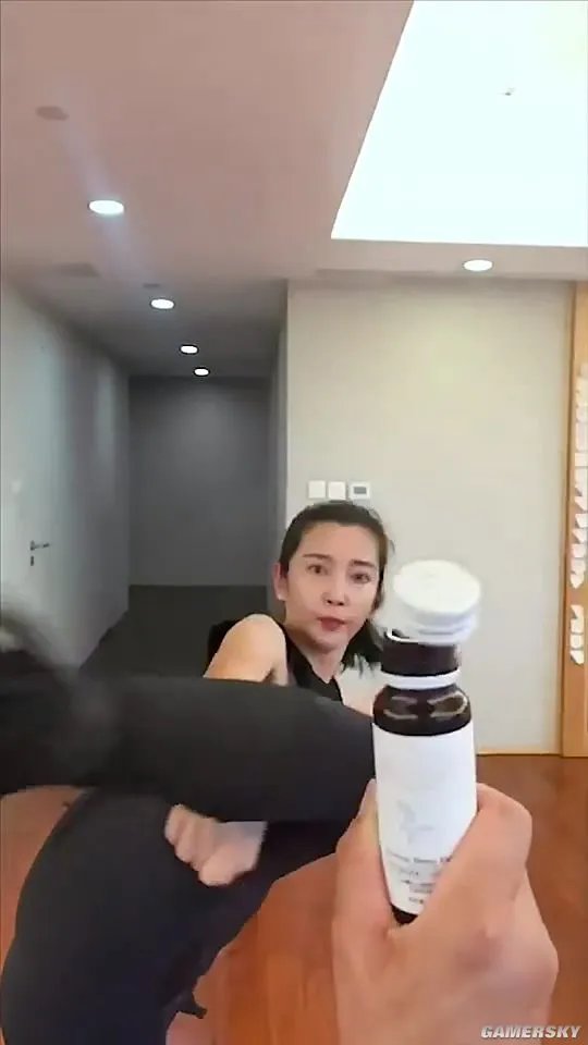 李冰冰大秀瓶盖挑战 转身一脚助手安然无恙狂赞Yes