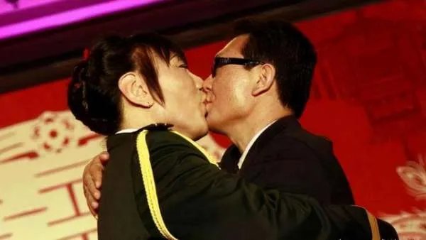 53岁女篮巨人郑海霞近况:双腿变形无子女陪伴,为何丈夫去向成谜?