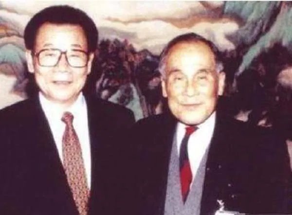 他创办了两家大银行,死后裸捐给国家2千亿,如今他儿子过得怎样?