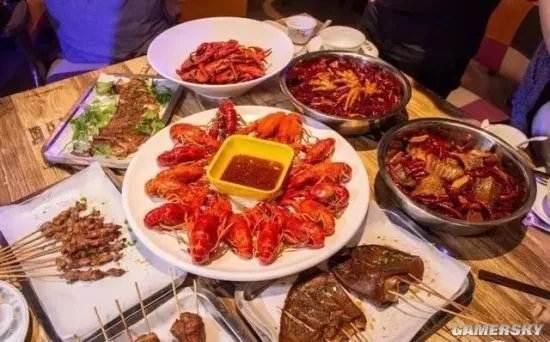 摸鱼5分钟:茶颜悦色英文名被指打擦边球 晚7点后吃饭都算夜宵?