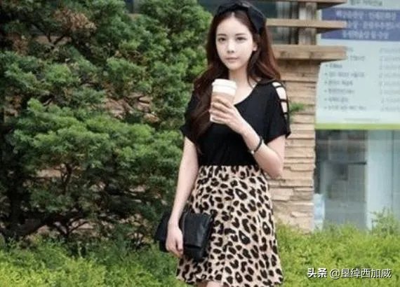 豹纹裙子怎么搭配上衣？