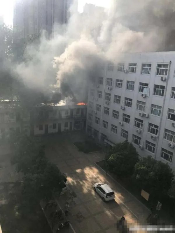 山东科技大学北门小吃街发生火灾,导致起火的原因是什么?