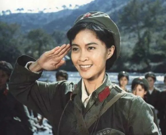 女演员方舒与屠洪刚离婚后,独自养育两个女儿,现在怎么样了?