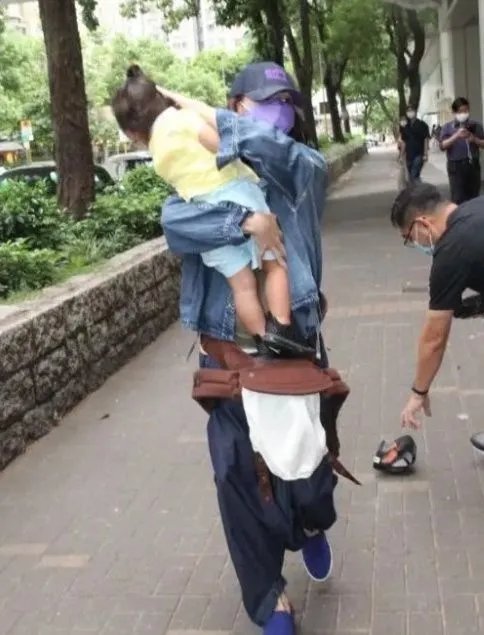 张柏芝小腹凸起被疑怀四胎,孩子的爸爸会是谁呢?