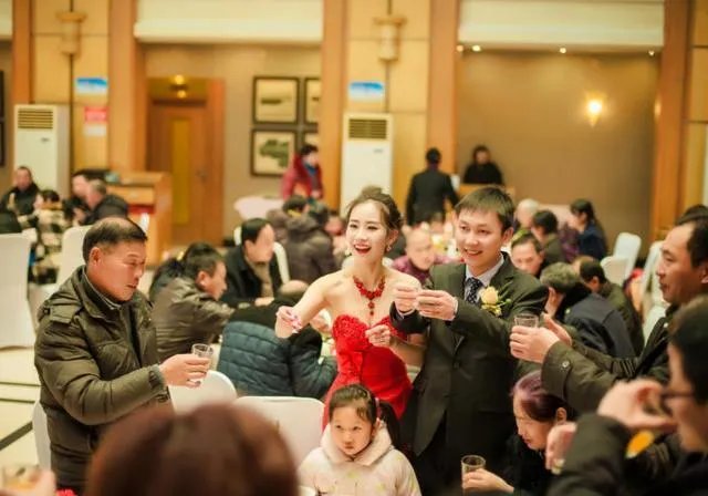 婚宴在中午和晚上区别有哪些 晚上办婚礼有什么说法