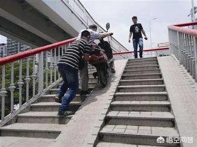 怎么推电动车走楼梯?