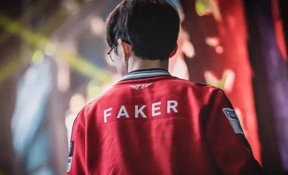 韩国网友看SKT止步四强：Faker脑子不清楚了入伍吧！