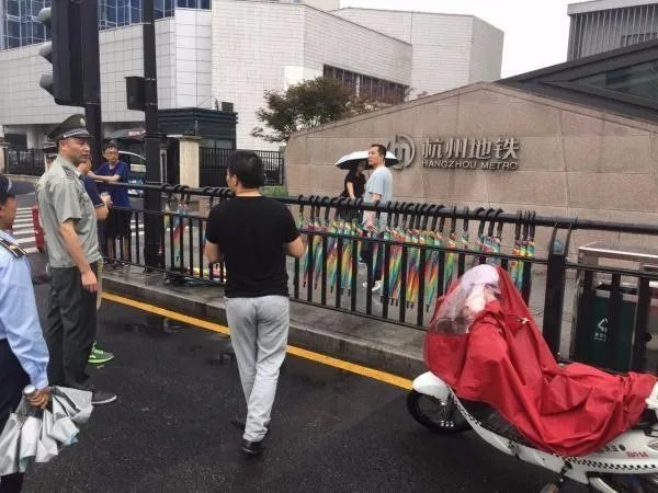 共享雨伞被清理,是怎么回事?