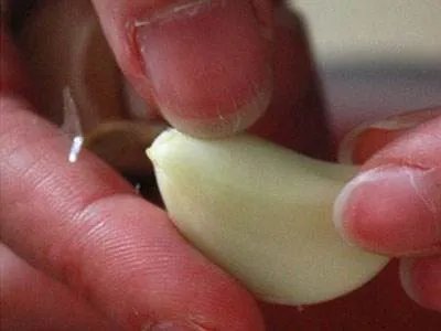 一颗大蒜含嘴里后奇迹发生了：大蒜治疗咽喉炎?