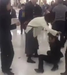 如何看待妻子商场遭他人掌掴，丈夫疯狂打人呢？