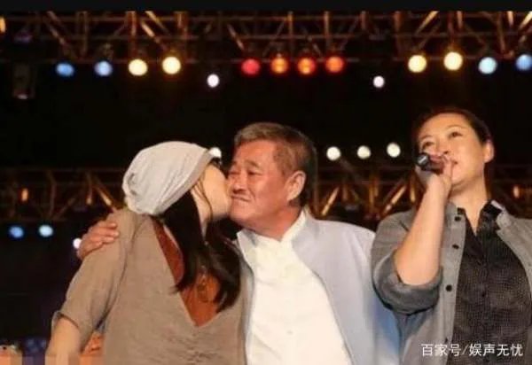 赵本山两女儿：球球十万块请客吃早餐，赵玉芳摆摊卖袜子，你怎么看？