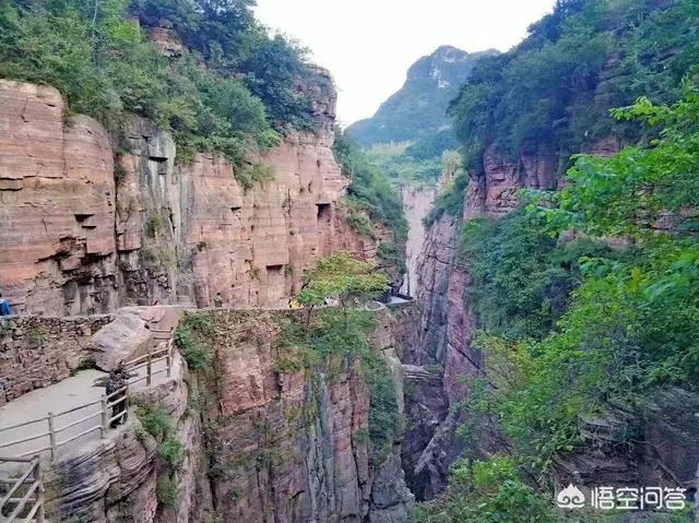 最近游三峡景区说是免费照相,可是取照片时却收15元,否则就不给你照片,你怎么看这种行为?