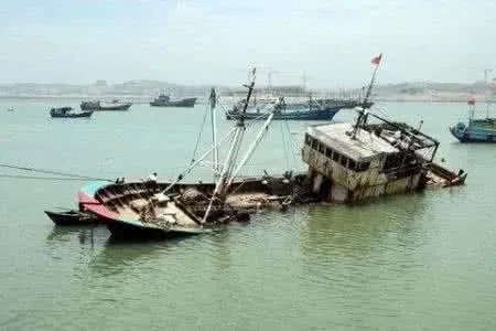 浙江舟山海域一渔船沉没,目前已有8人遇难,悲剧发生的原因是什么?