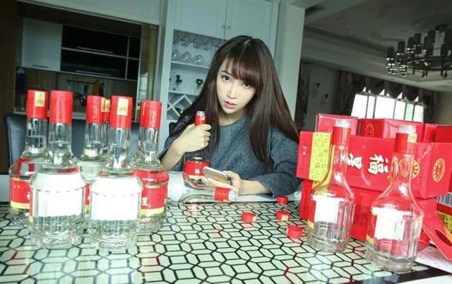 近期除了价格一直坚挺的茅台外,五粮液、洋河、水井坊等白酒相继提价,这是为什么?