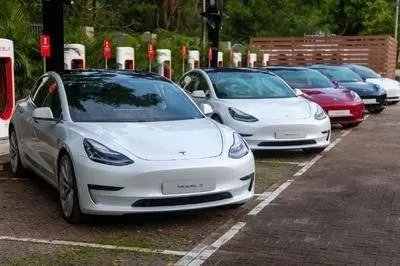 系统全球崩溃,市值蒸发4000亿,特斯拉是怎么了?
