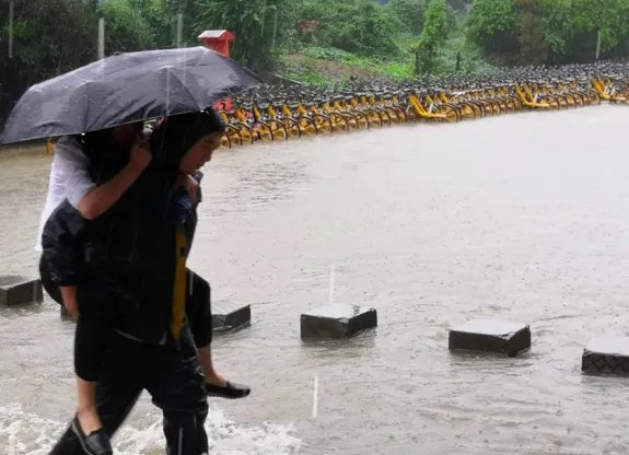 中央气象台继续发布暴雨橙色预警是怎么回事?