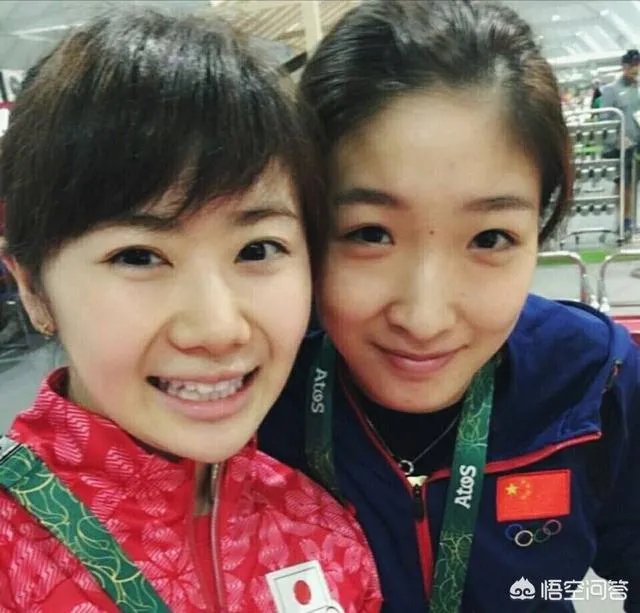 日本公开赛后刘诗雯发博晒福原爱送的礼物。怎样评价这一对跨国姐妹花之间的迥异人生?