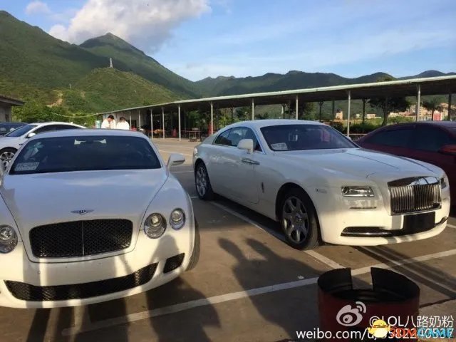 玩游戏走人生巅峰 LOL国服第一蛮王老婆送宾利跑车