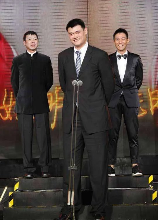 普通人和NBA巨人合影,怎样才能显得不矮?