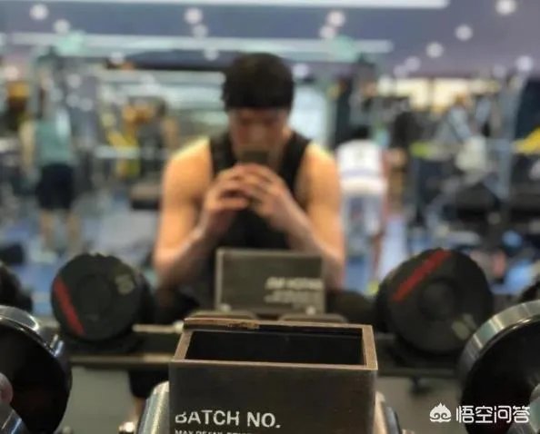 王哲林点赞央视批评自己的微博,而周琦点赞球迷为自己洗白的微博,你怎么看?