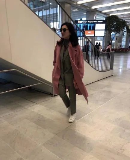 江疏影被拍成1米3:大长腿直接变成无腿(图)