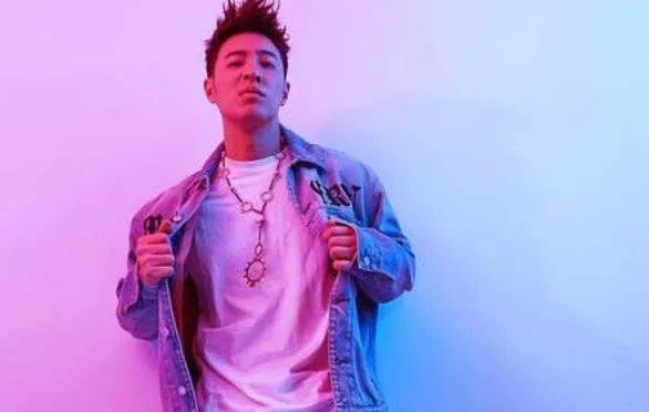 潘玮柏宣布结婚妻子是三年前被多次否认的空姐,为什么在一起却不承认呢?