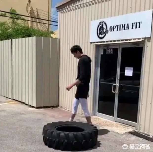 王哲林点赞央视批评自己的微博,而周琦点赞球迷为自己洗白的微博,你怎么看?